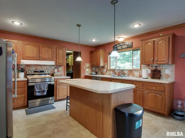 $204,900 | 4 Orchard Drive, Barry, IL 62312