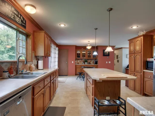 $204,900 | 4 Orchard Drive, Barry, IL 62312