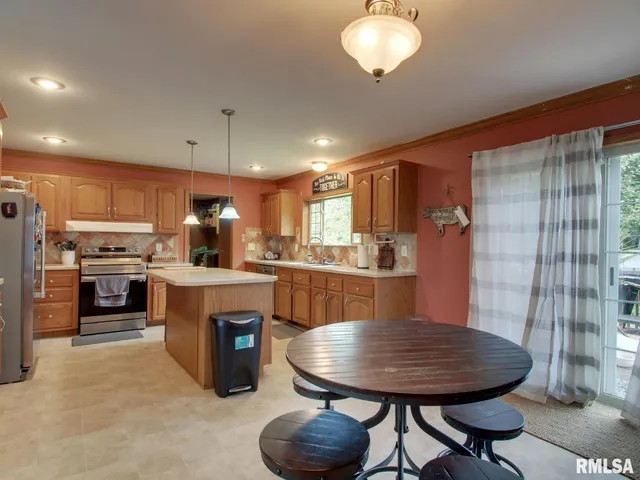 $204,900 | 4 Orchard Drive, Barry, IL 62312