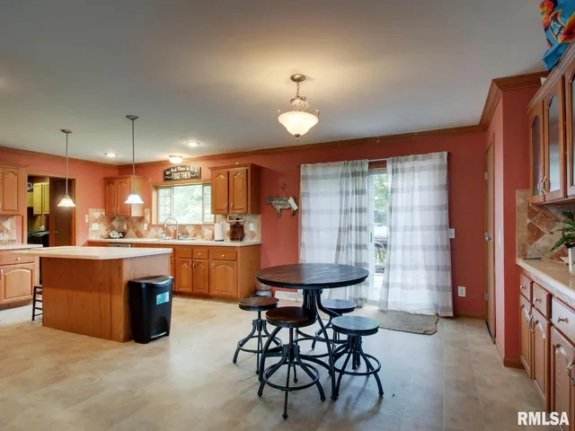 $204,900 | 4 Orchard Drive, Barry, IL 62312