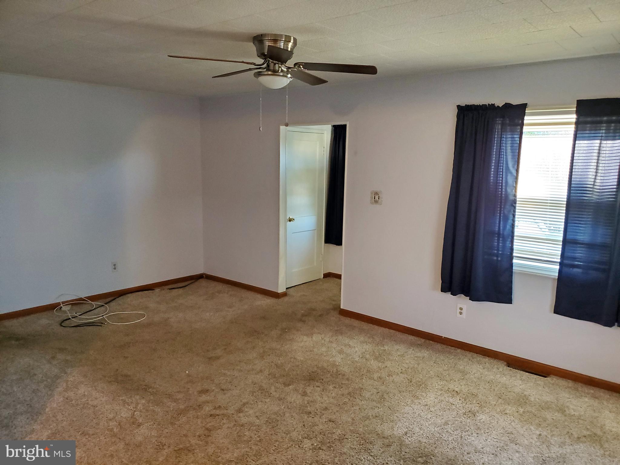 811 Centerville Road Wilmington, DE 19804 - Photo 2 of 14 Living room w/updated carpet and ceiling fan