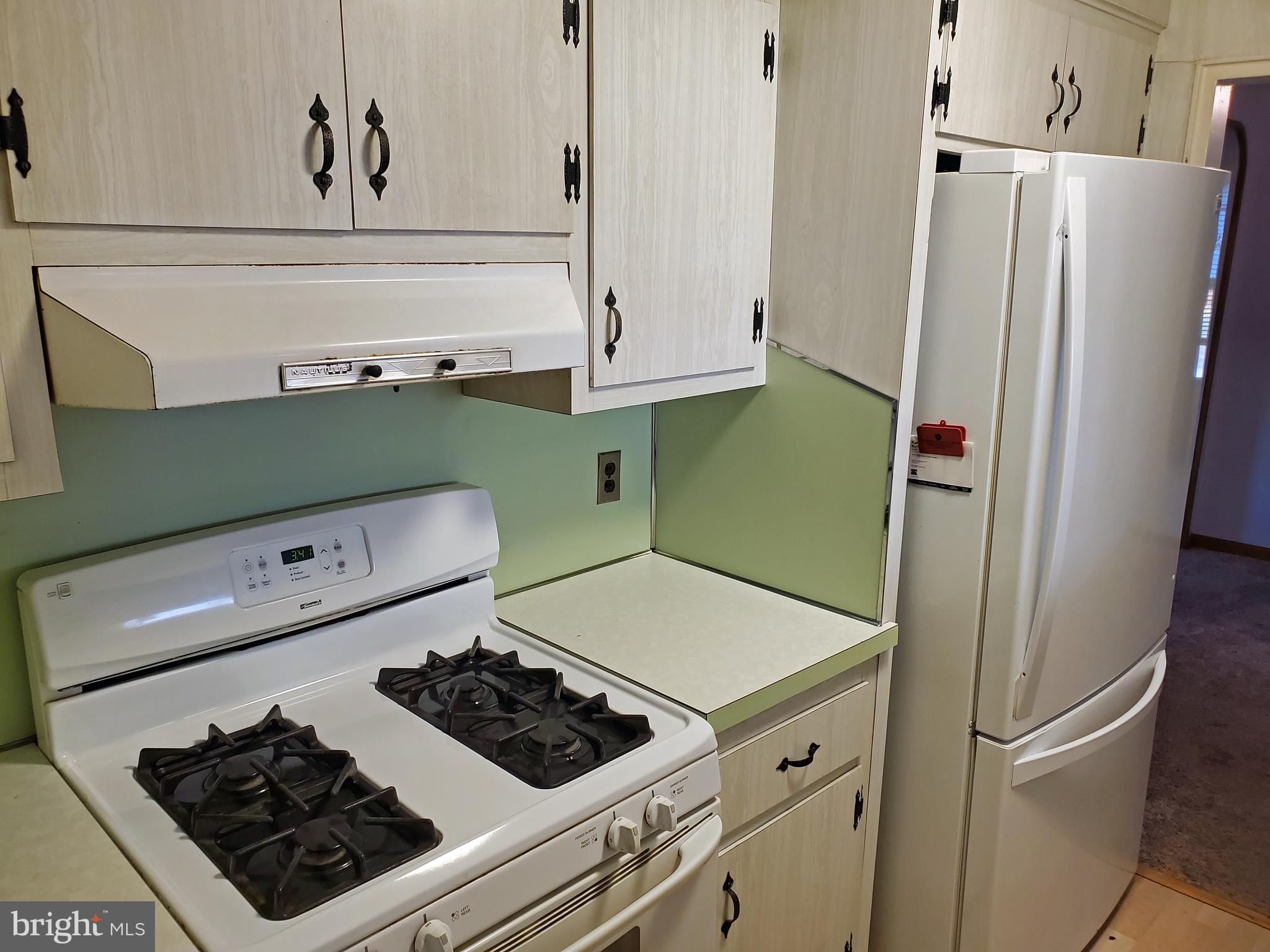 811 Centerville Road Wilmington, DE 19804 - Photo 5 of 14 Gas range and refrigerator included