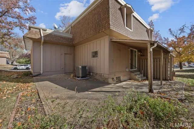 $185,000 | 2411 Dordogne Drive, Maryland Heights, MO 63043