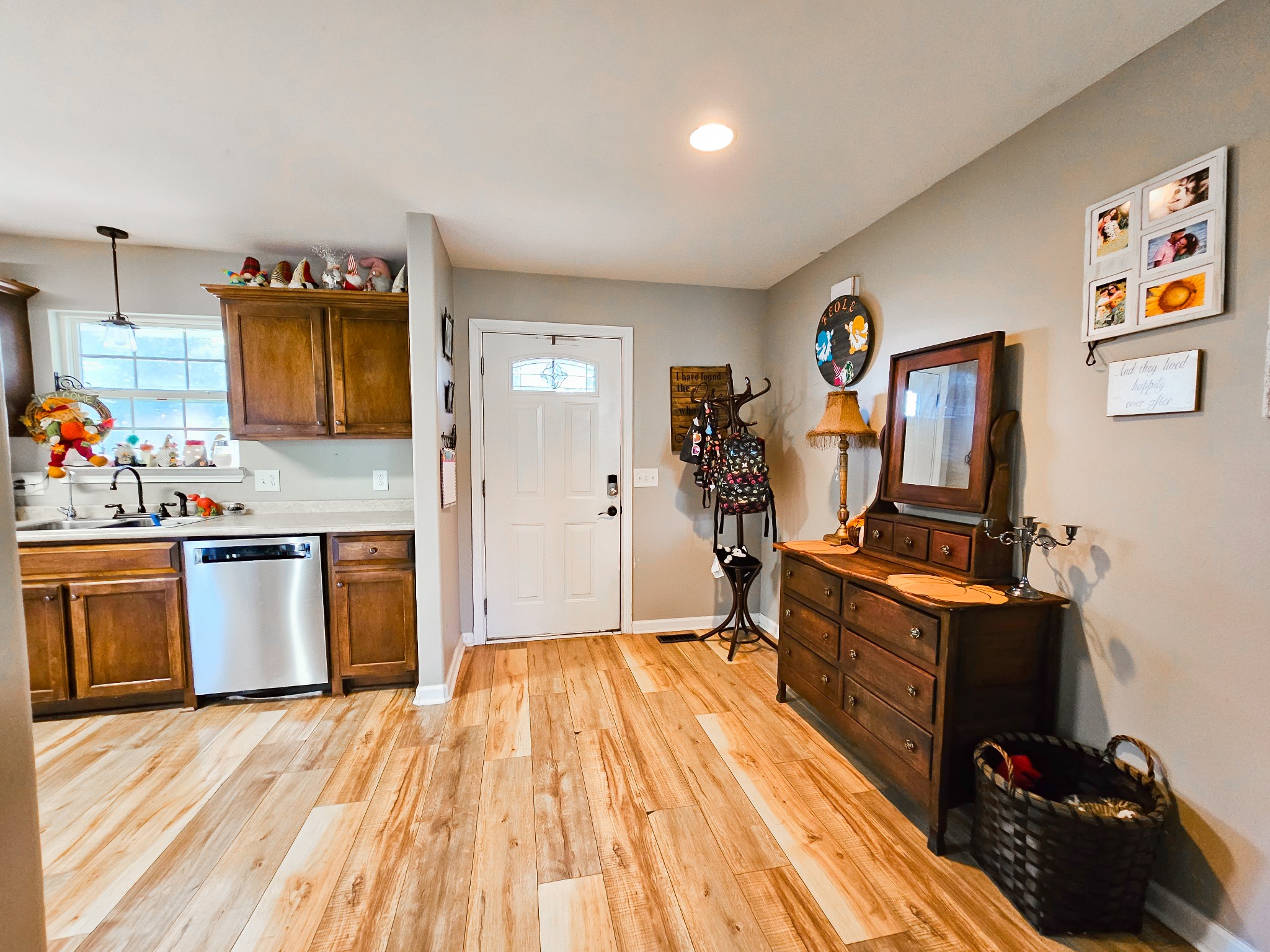 570 Keytown Road Portland, TN 37148 - Photo 7 of 19 a room with wooden floor and furniture