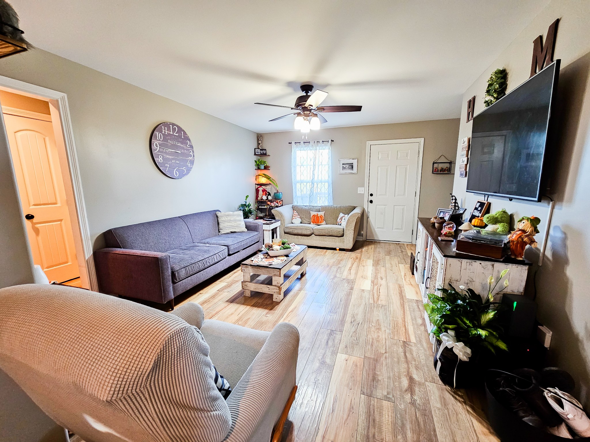 570 Keytown Road Portland, TN 37148 - Photo 8 of 19 a living room with furniture and a flat screen tv