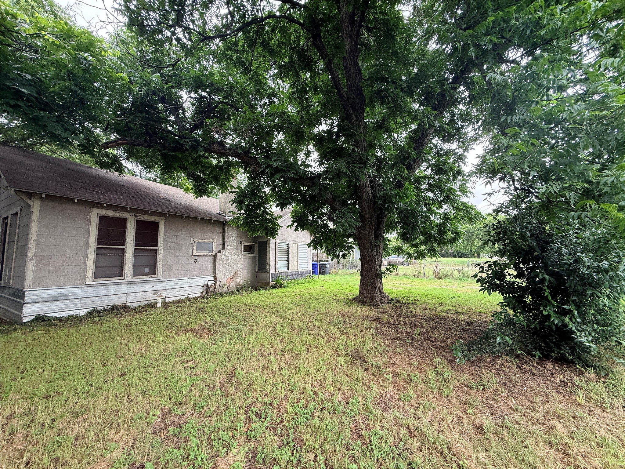 2922 MacArthur Drive Waco, TX 76708 - Photo 10 of 19 Side view of residence and spacious lot.