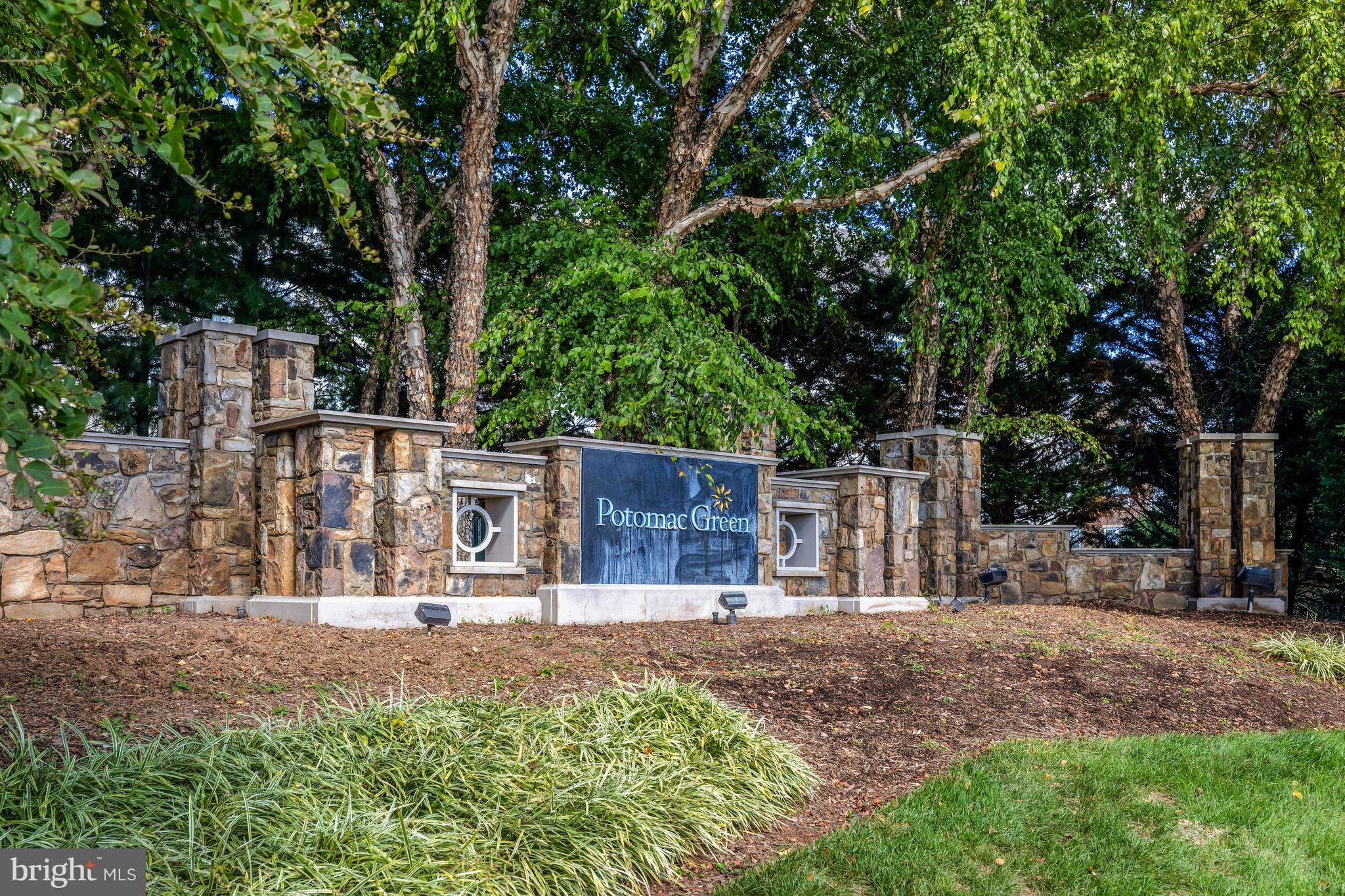44482 Maltese Falcon Square Ashburn, VA 20147 - Photo 68 of 71 a backyard of a house with lots of green space