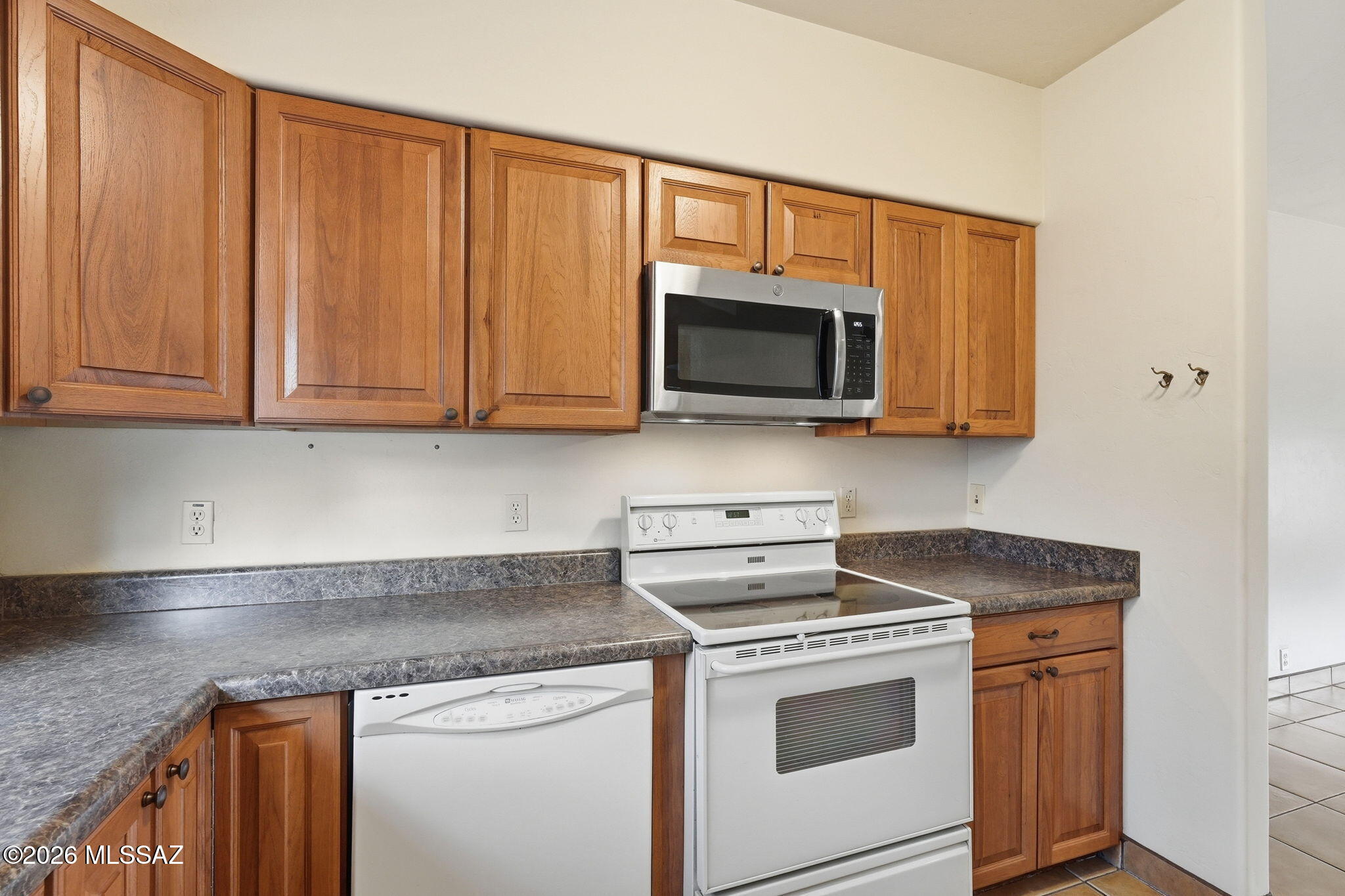 1125 East Kleindale Road Tucson, AZ 85719 - Photo 38 of 49 a kitchen with appliances a sink and cabinets