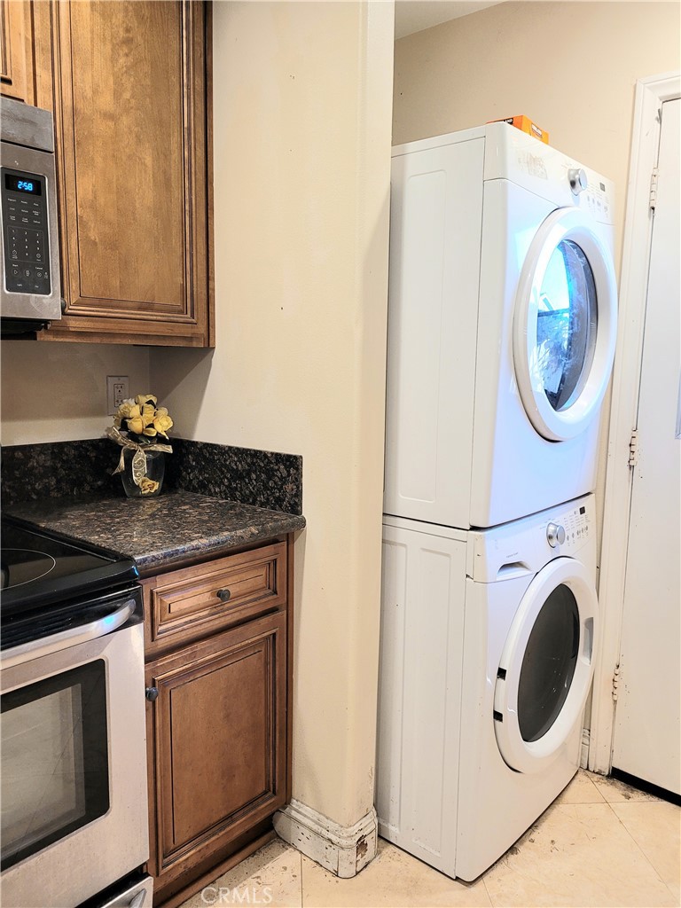 11896 Firebrand Circle Garden Grove, CA 92840 - Photo 11 of 37 a utility room with dryer and washer