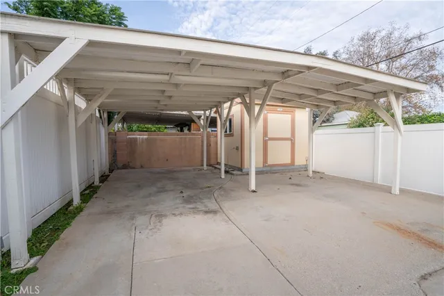 a view of a house with backyard and garden