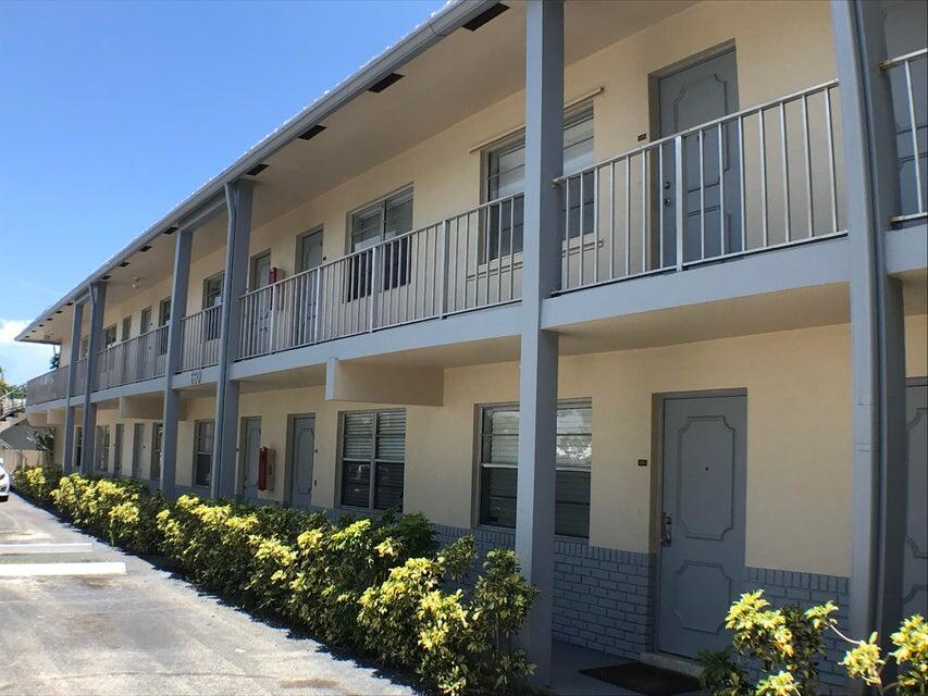 660 Glouchester Street, Unit 105 Boca Raton, FL 33487 - Photo 3 of 13 a front view of a building
