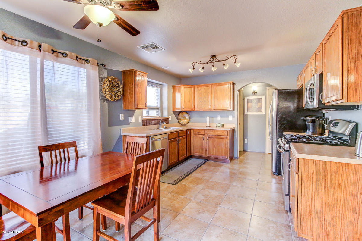 16664 West Rimrock Street Surprise, AZ 85388 - Photo 5 of 23 Kitchen
