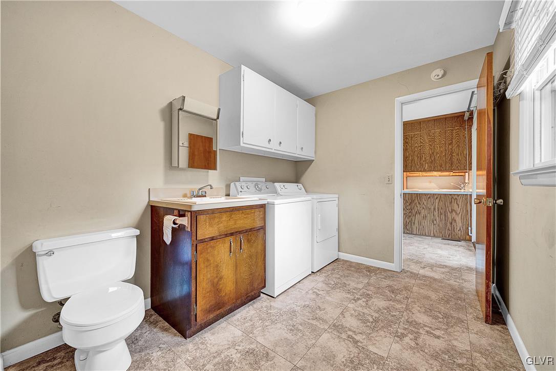 5651 Park Valley Road Schnecksville, PA 18078 - Photo 21 of 32 a bathroom with a sink toilet vanity and granite