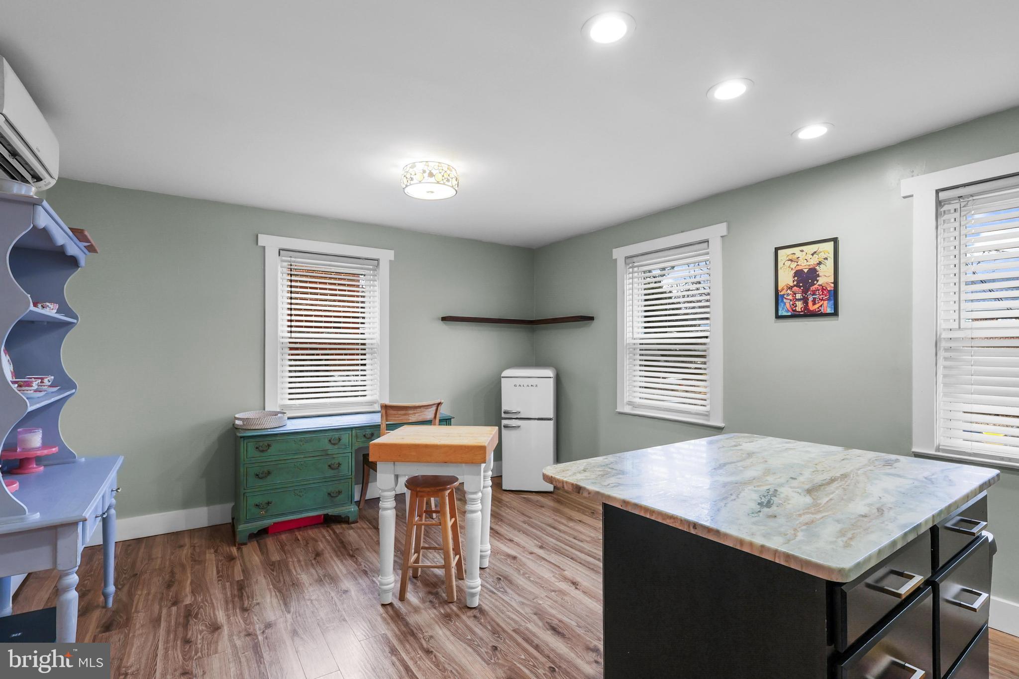 1020 Dartmouth Road Baltimore, MD 21212 - Photo 19 of 46 a workspace with furniture and window