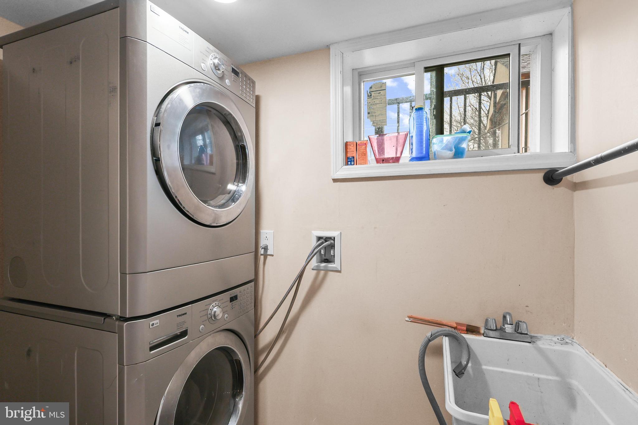 1020 Dartmouth Road Baltimore, MD 21212 - Photo 37 of 46 a utility room with dryer and washer