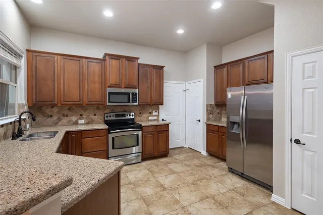 $2,600 | 4245 Swan Forest Drive, Unit B, Carrollton, TX 75010
