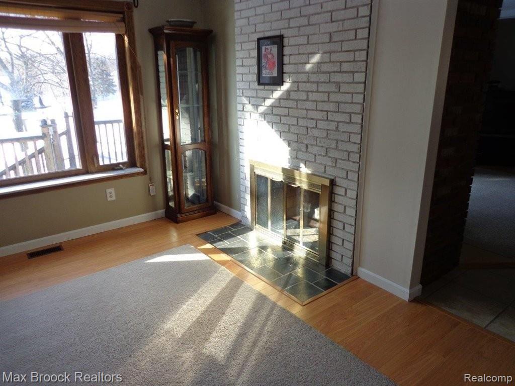 323 Coldiron Drive Rochester, MI 48307 - Photo 4 of 9 Wonderful Natural Light
