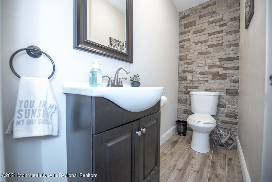 135 Probasco Road East Windsor, NJ 08520 - Photo 16 of 32 135 P Powder room
