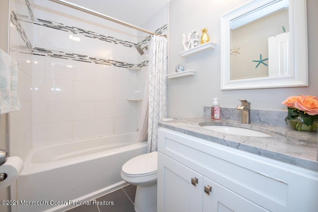 135 Probasco Road East Windsor, NJ 08520 - Photo 17 of 32 135 P Main Bath