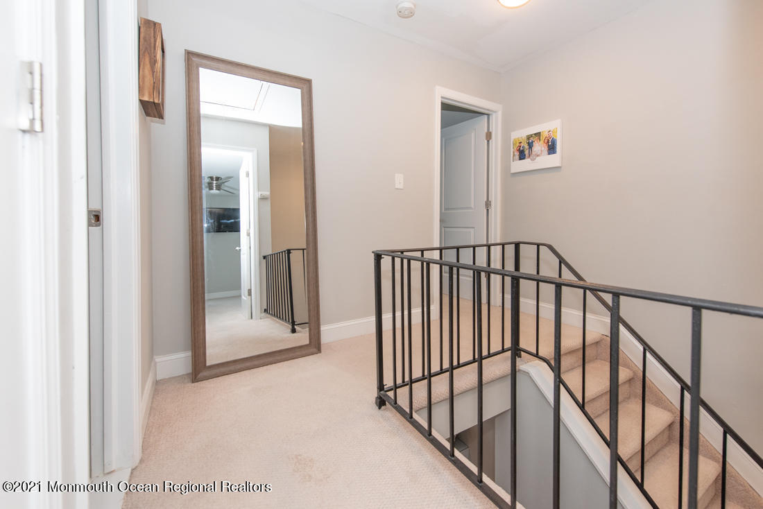 135 Probasco Road East Windsor, NJ 08520 - Photo 23 of 32 135 P Hallway