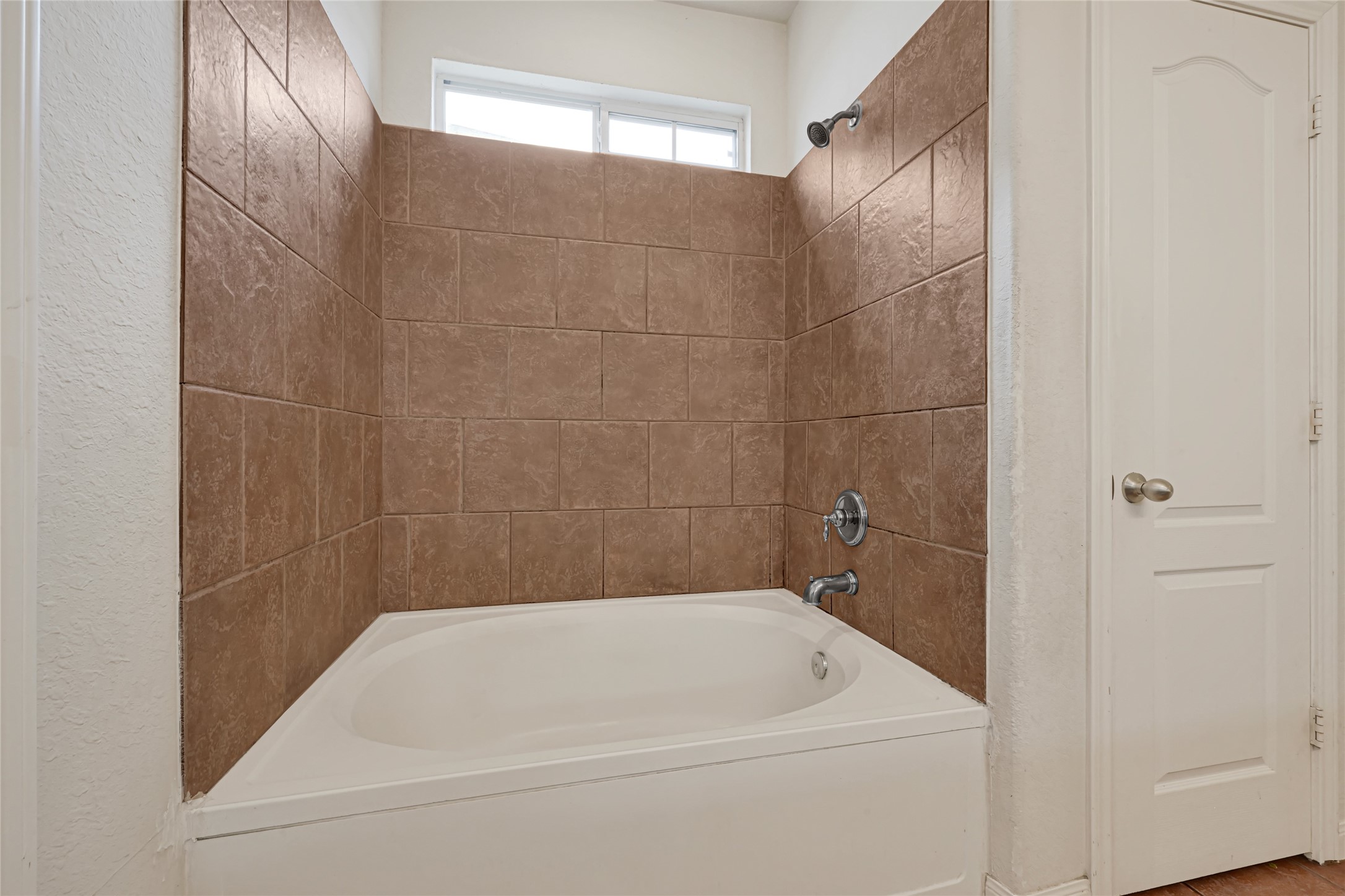 9429 Lambright Road Houston, TX 77075 - Photo 18 of 29 Garden tub ready for relaxation in the primary bathroom.