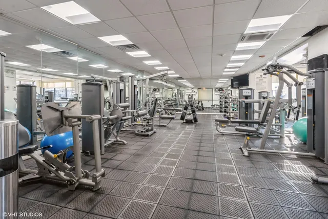 $208,000 | 3930 North Pine Grove Avenue, Unit 604, Chicago, IL 60613