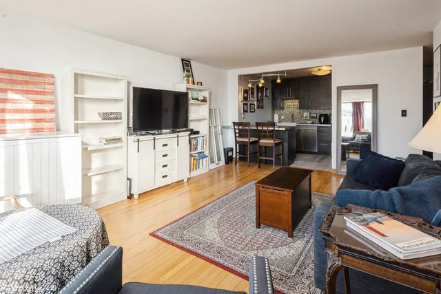 $208,000 | 3930 North Pine Grove Avenue, Unit 604, Chicago, IL 60613