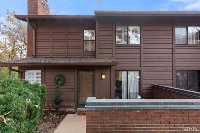 $339,900 | 1940 Meadowtree Lane, Unit 2, Kirkwood, MO 63122