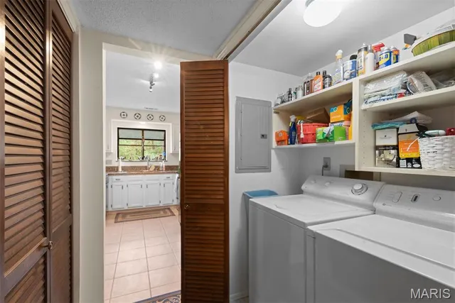 $339,900 | 1940 Meadowtree Lane, Unit 2, Kirkwood, MO 63122