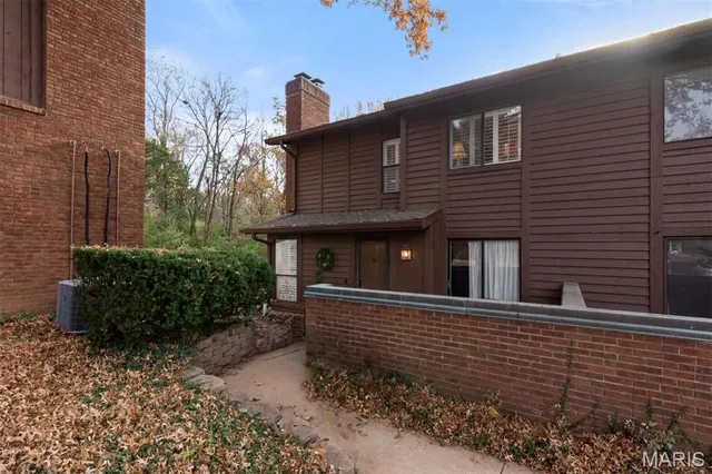 $339,900 | 1940 Meadowtree Lane, Unit 2, Kirkwood, MO 63122