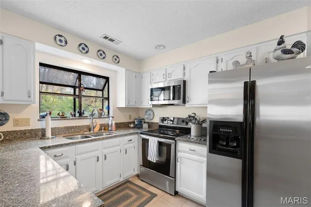 $339,900 | 1940 Meadowtree Lane, Unit 2, Kirkwood, MO 63122