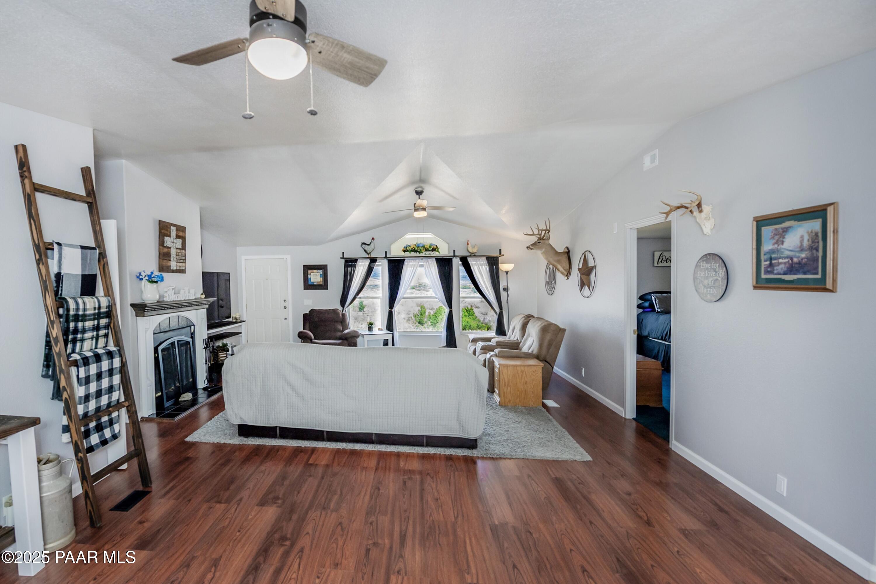 12320 Jacobs Road Mayer, AZ 86333 - Photo 4 of 37 Living Room