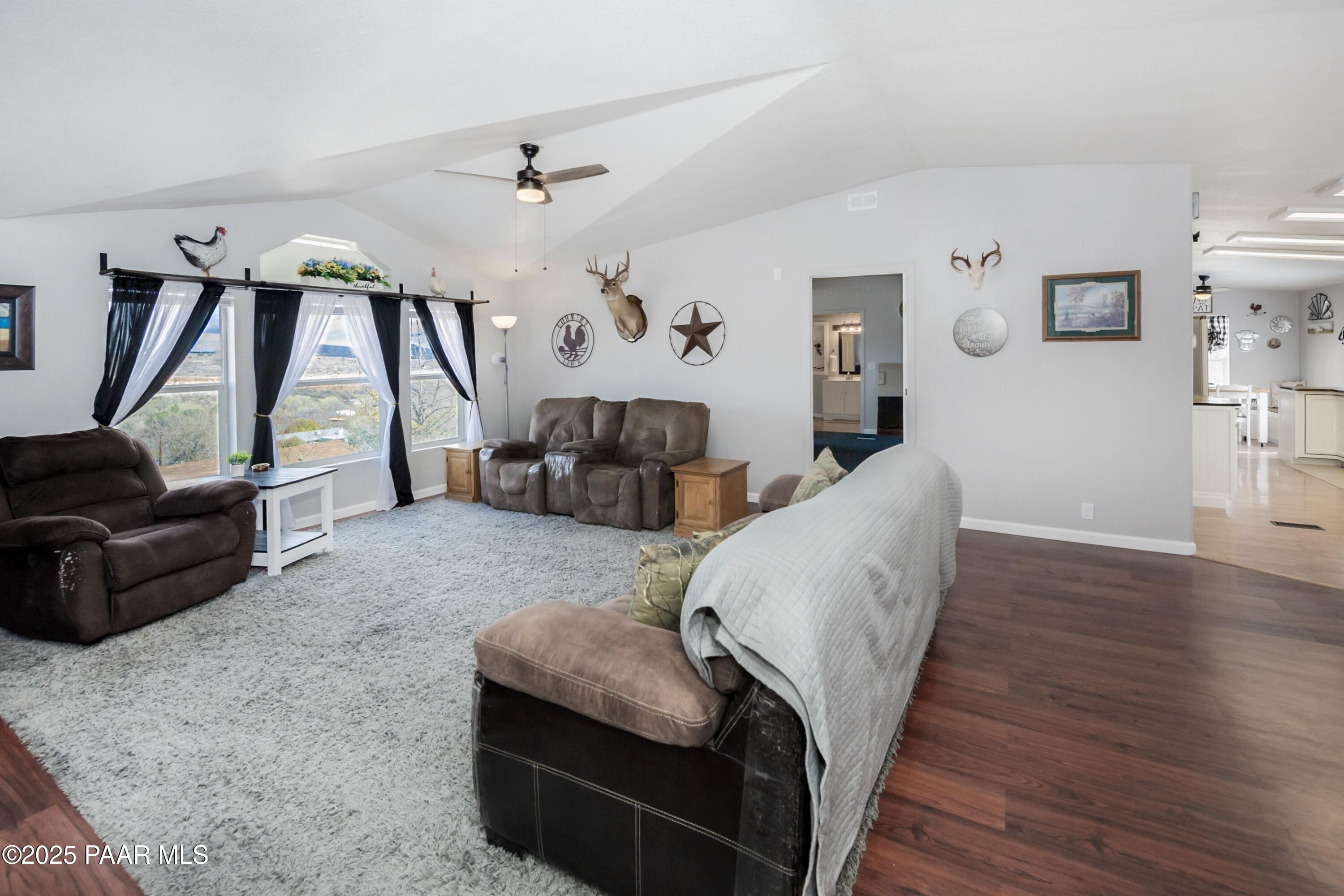 12320 Jacobs Road Mayer, AZ 86333 - Photo 5 of 37 Living Room