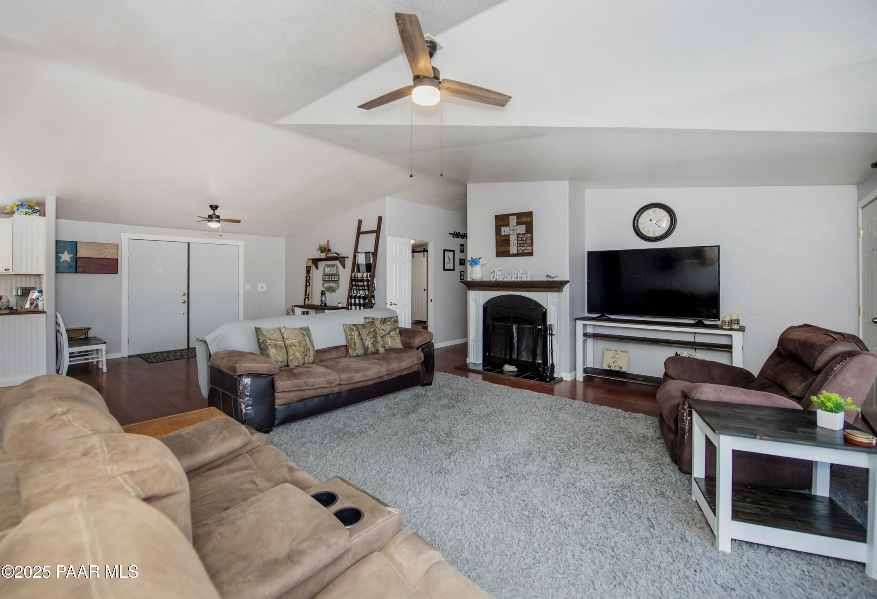 12320 Jacobs Road Mayer, AZ 86333 - Photo 7 of 37 Living Room