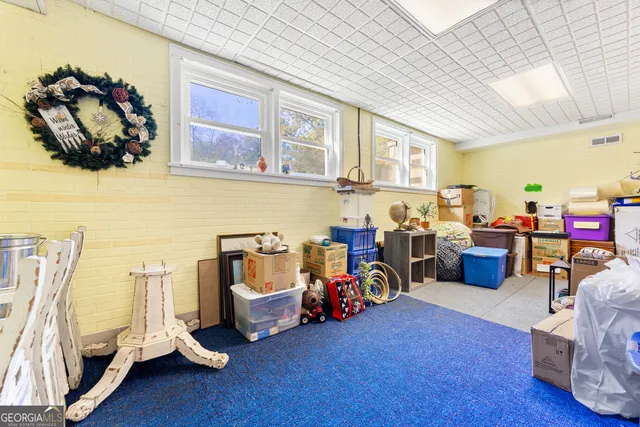 a view of livingroom with furniture