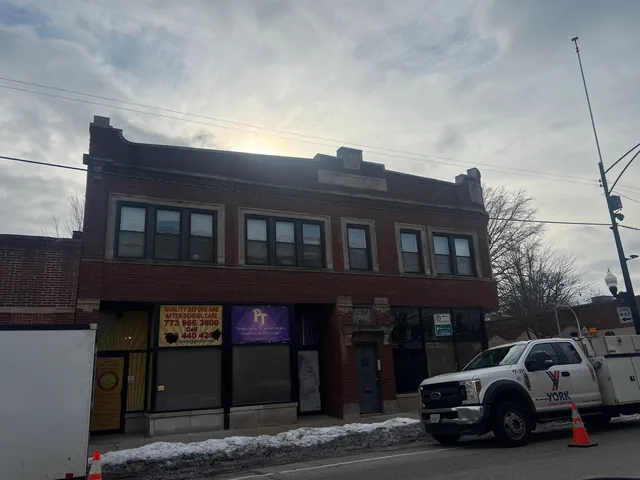 $1,050 | 1825 East 79th Street, Unit 2R, Chicago, IL 60649