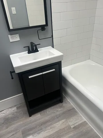 $1,050 | 1825 East 79th Street, Unit 2R, Chicago, IL 60649