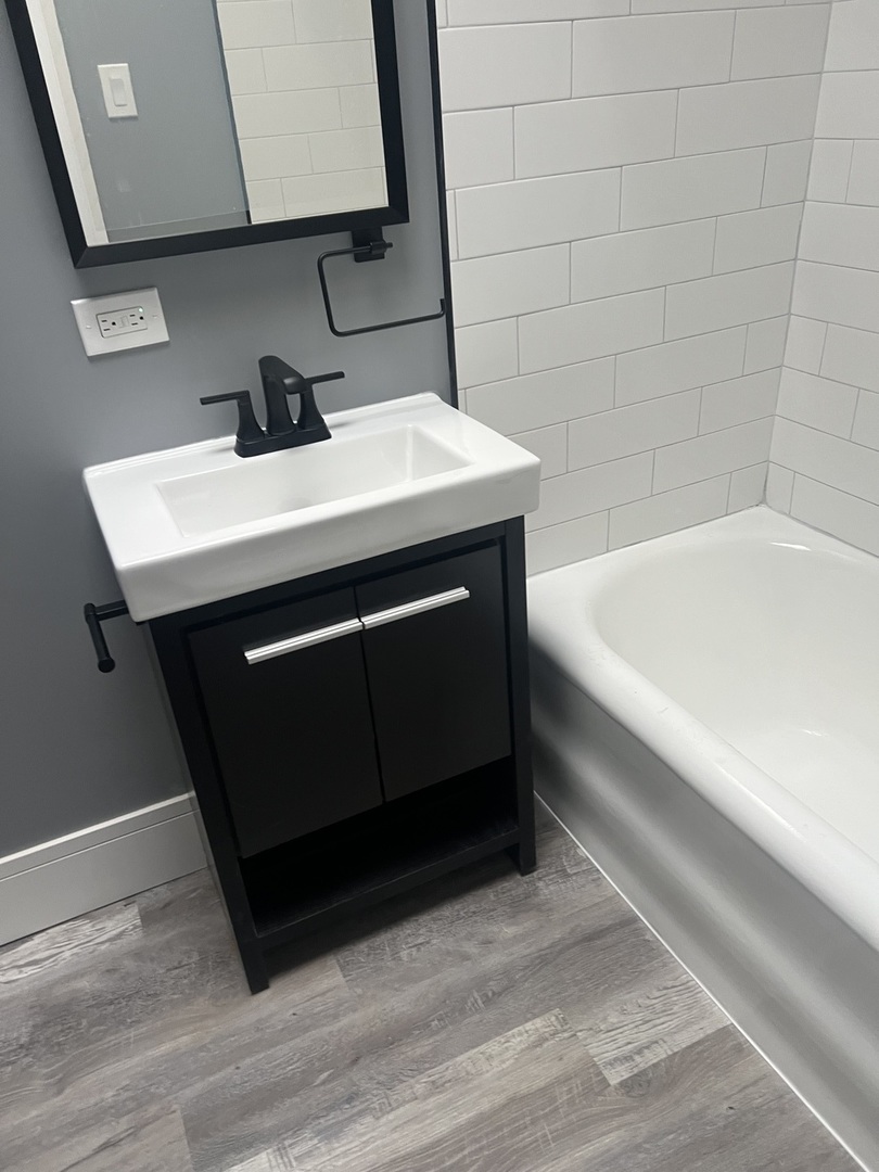1825 East 79th Street, Unit 2R Chicago, IL 60649 - Photo 6 of 8 a bathroom with a sink and a bathtub