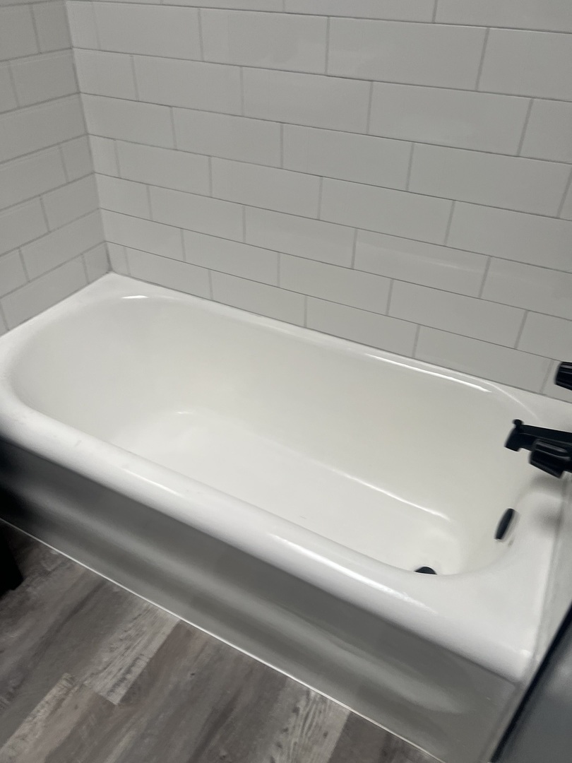 1825 East 79th Street, Unit 2R Chicago, IL 60649 - Photo 7 of 8 a bathroom with a bathtub
