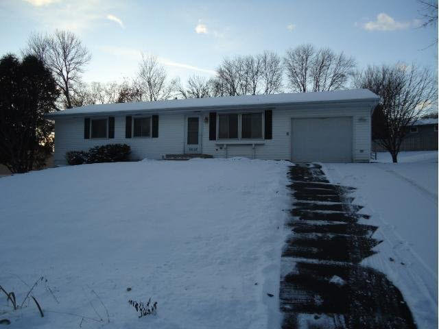 10660 Yosemite Road Bloomington, MN 55437 - Photo 3 of 15