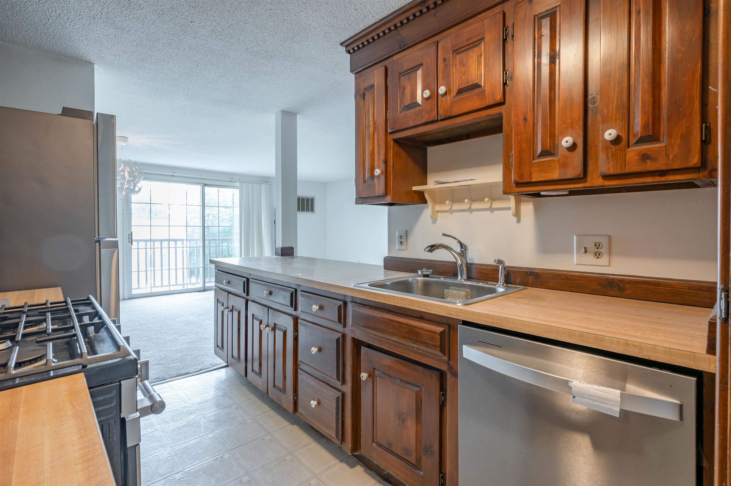 181 Cannongate III Road Nashua, NH 03063 - Photo 2 of 28