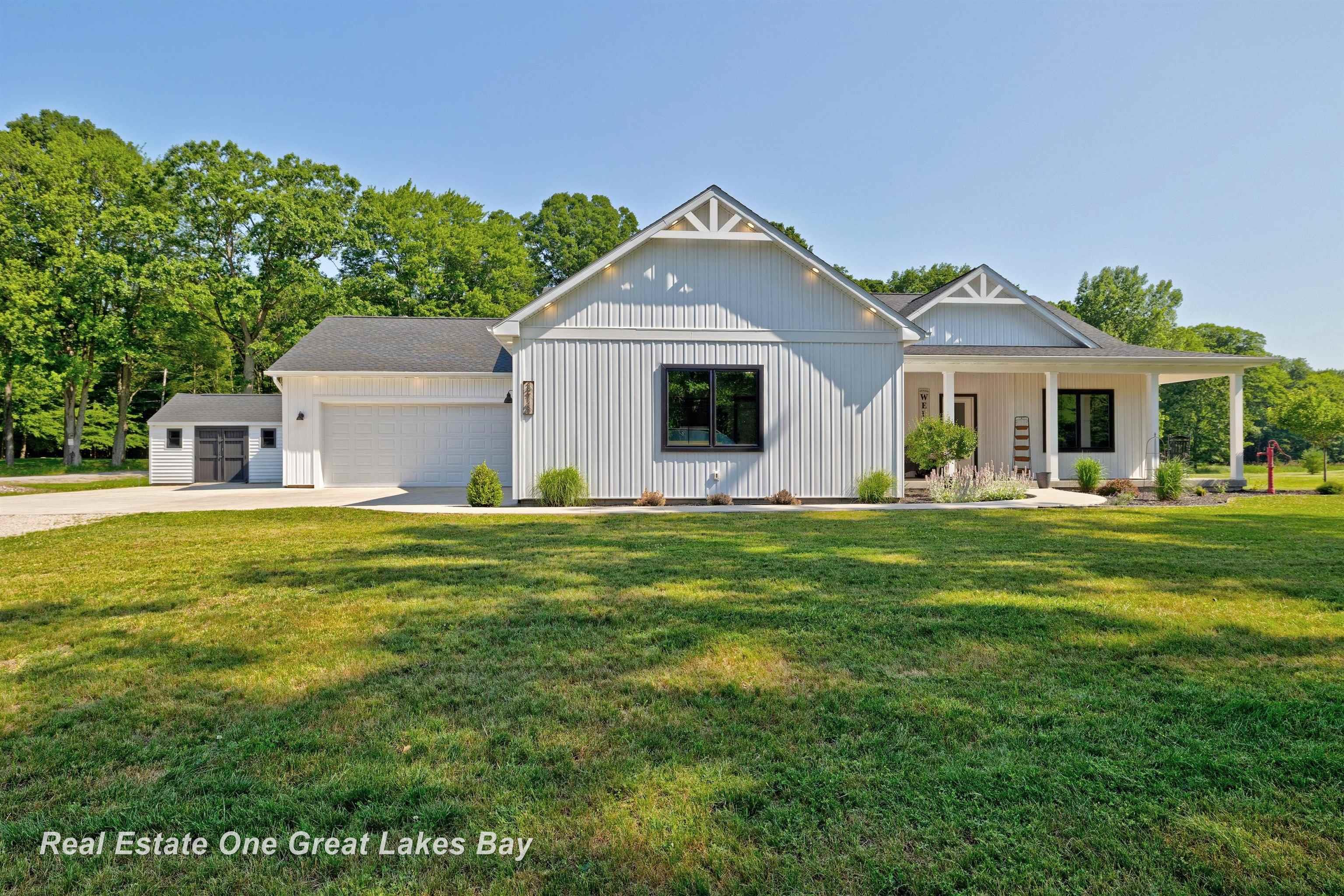 12146 Lakefield Road St. Charles, MI 48655 - Photo 1 of 62 50182700-93f224a3-c7c9-4fa1-aca1-ed8f2014f7b0.JPG