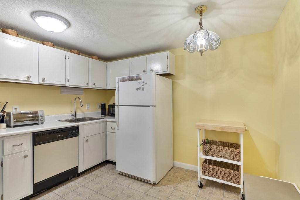 37 Leonard Road, Unit 37 Boxborough, MA 01719 - Photo 4 of 20 a kitchen with cabinets and appliances