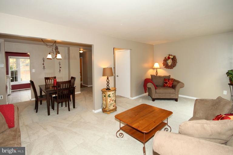 7324 Spring View Court Springfield, VA 22153 - Photo 3 of 29 Living Room