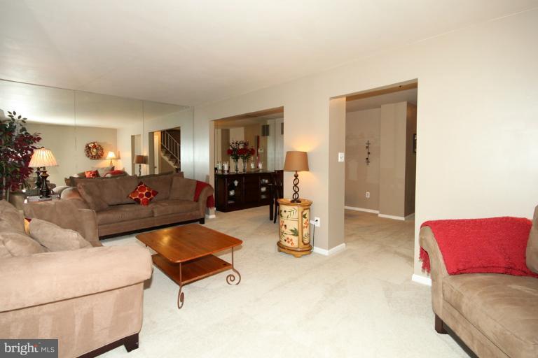 7324 Spring View Court Springfield, VA 22153 - Photo 4 of 29 Living Room