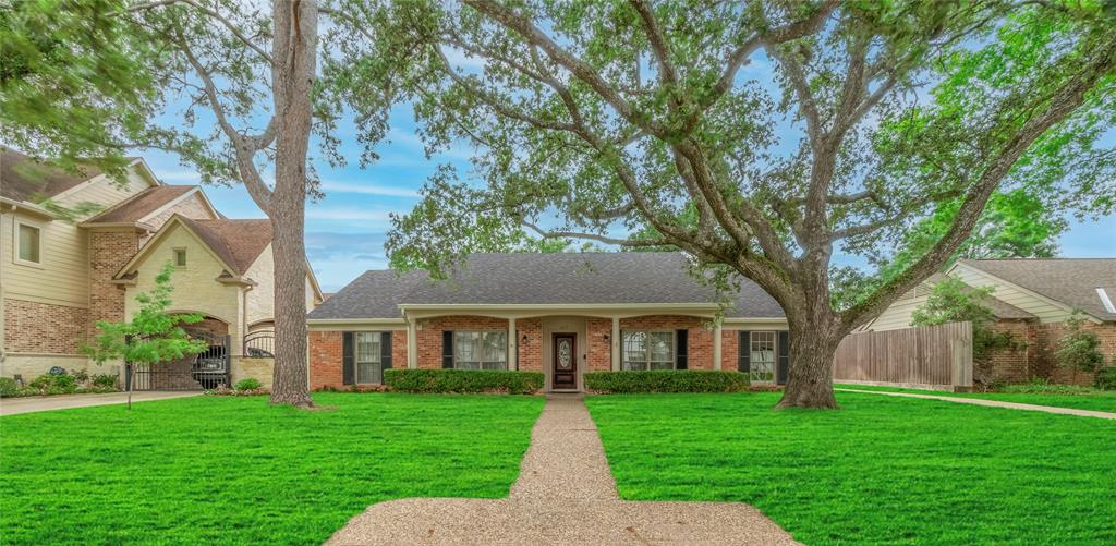 627 Attingham is located in Fonn Villas near Town & Country, city Centre, Bendwood Park.  It is zoned to highly acclaimed Spring Branch ISD schools including Frostwood Elementary, Memorial Middle and Memorial High School.