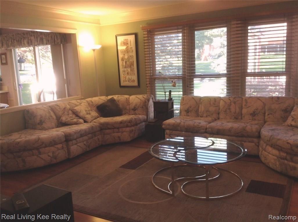 1726 Hillcrest Drive Rochester, MI 48306 - Photo 7 of 38 Family room.jpg