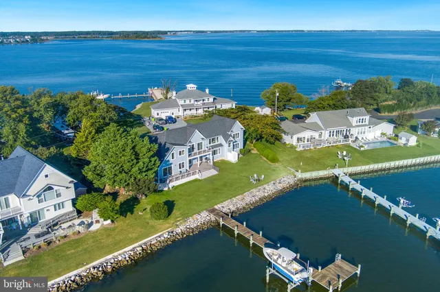 an aerial view of a house having yard