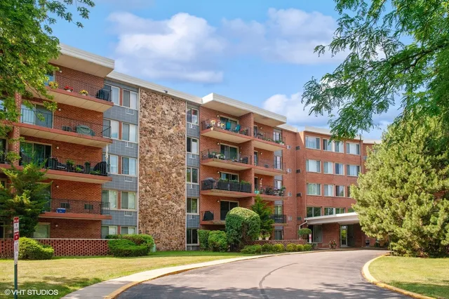 $2,400 | 18 East Old Willow Road, Unit 106N, Prospect Heights, IL 60070