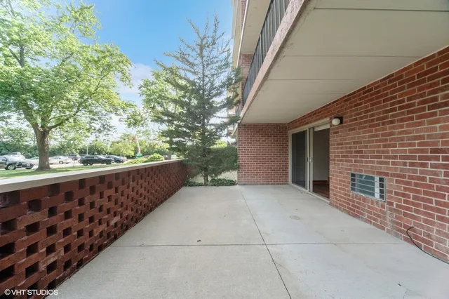 $2,400 | 18 East Old Willow Road, Unit 106N, Prospect Heights, IL 60070